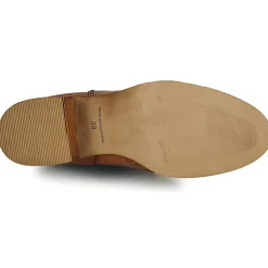 Betty London - LARISSA