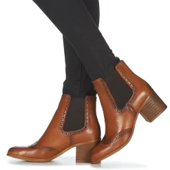 Betty London - LARISSA