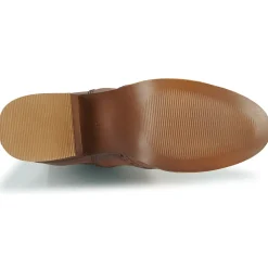 Betty London - LARISSA